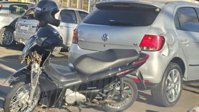 Acidente entre carro e moto é registrado no bairro Santa Helena, em Catalão