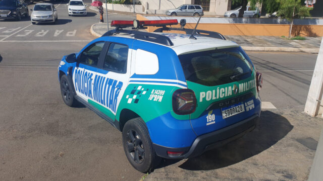 Mulher fica ferida após colisão entre scooter e picape no Centro de Catalão
