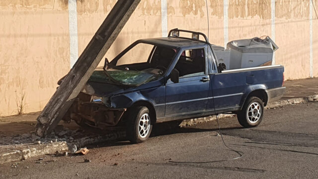 Veículo utilitário colide contra poste de iluminação pública no bairro Jardim Primavera, em Catalão