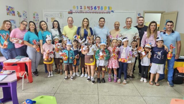 Prefeitura de Ouvidor distribui mais de 1.300 ovos de Páscoa para alunos e funcionários da rede municipal