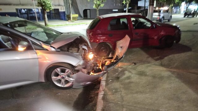 Motorista fica inconsciente após colisão entre carros na madrugada em Catalão