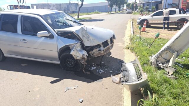 Motorista perde controle e colide contra poste de iluminação no bairro Aeroporto, em Catalão