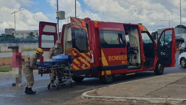 Mulher fica ferida após colisão entre carro e moto em Catalão