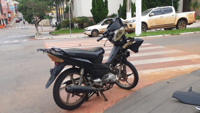 Jovem fica ferido após carro furar sinal vermelho e atingir moto em cruzamento de Catalão
