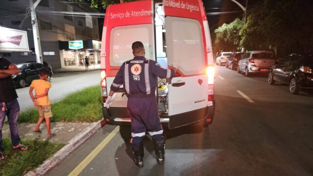 Motociclista fica ferido após ser atingido por carro que saía de vaga de estacionamento no bairro Ipanema, em Catalão
