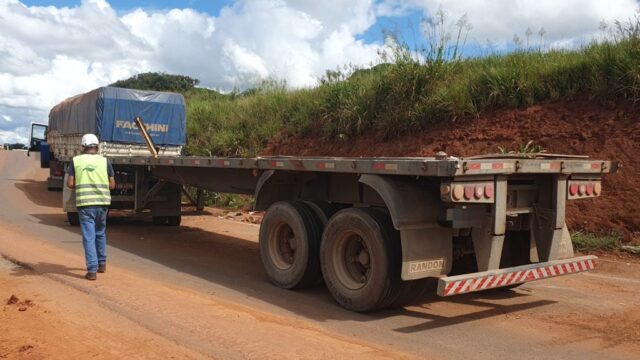 Parte traseira de carreta bitrem com algodão tomba no km 283 da BR-050 em Catalão