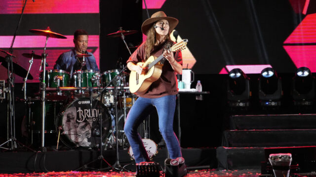 Show de Bruna Viola encerra Feira do Chocolate em grande estilo; evento reuniu cerca de 6 mil pessoas no sábado (5) em Catalão