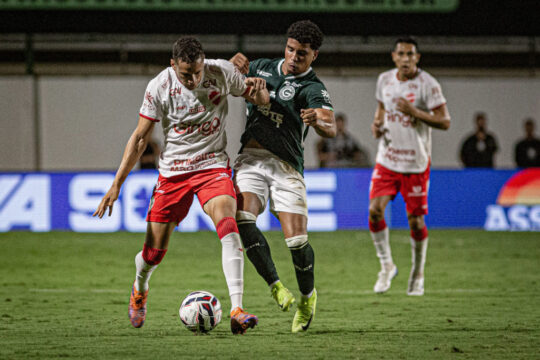 No primeiro clássico goiano da Série B, Vila Nova arranca empate por 2 a 2 na Serrinha, mantém invencibilidade e segura o Goiás