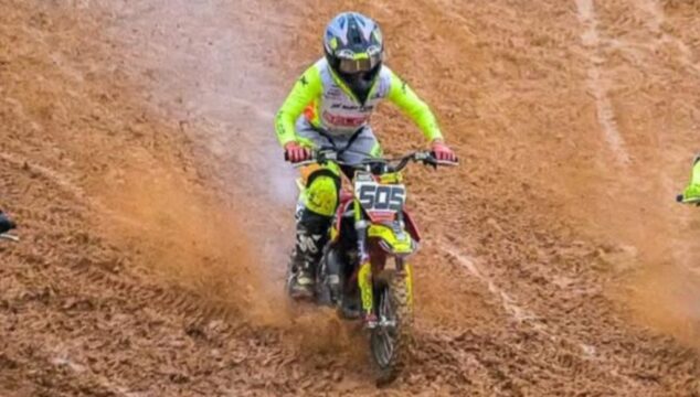 Piloto de Catalão, Arthur Lourenzo, se destaca na 1ª etapa do Brasileiro de Motocross, mas enfrenta dificuldades com pista encharcada e termina em 6º lugar