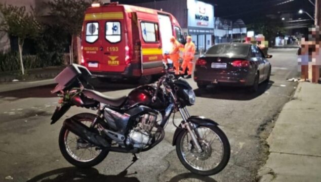 Motociclista avança sinal vermelho, bate em veículo e é socorrido por bombeiro de folga em Uberlândia