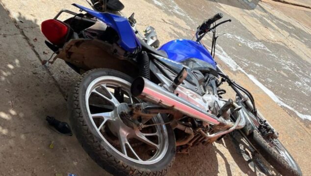 Homem fica ferido após colisão entre carro e moto em Catalão