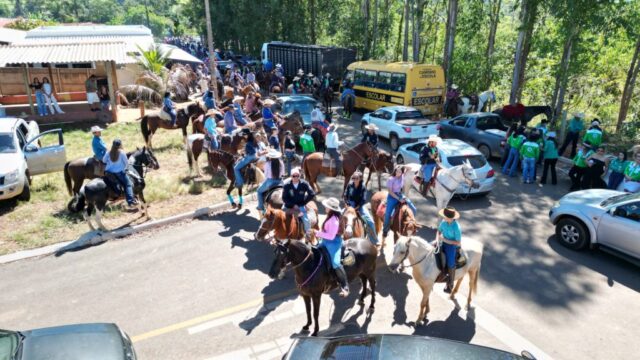 Cavalgada da Cisterna reúne comitivas e marca o início das festividades na comunidade
