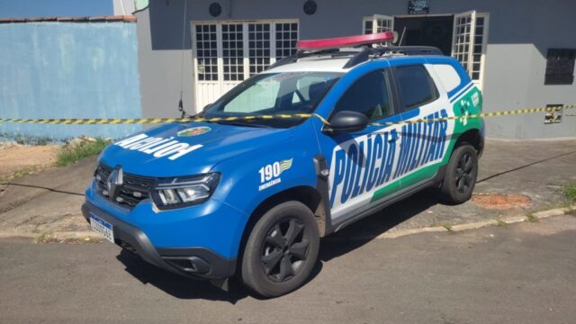 Criminosos armados rendem funcionários e roubam armas e veículo em loja de Catalão