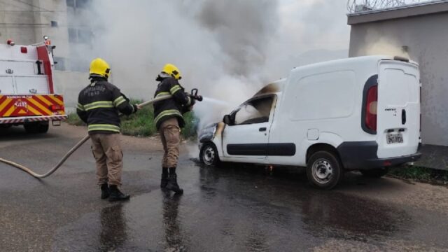 Incêndio destrói parte frontal de carro em avenida de Catalão