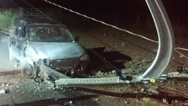 Motorista perde controle e carro colide contra poste em Catalão