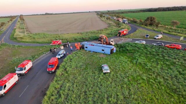 Ônibus com cerca de 50 passageiros capota na MG-223, entre Araguari e Tupaciguara
