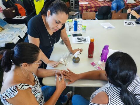 Equatorial Goiás leva troca de lâmpadas e oficina de manicure para Catalão