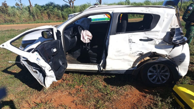 Condutor fica ferido após colisão entre carro e caminhão na BR-352, em Coromandel
