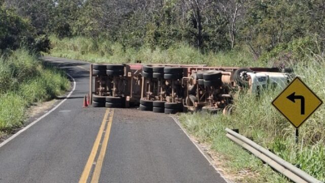 Motorista fica ferido após carreta carregada de minério tombar na GO-213, entre Ipameri e Caldas Novas