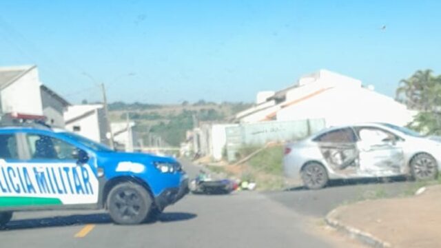 Acidente entre carro e moto deixa motociclista ferido no bairro Flamboyant, em Catalão