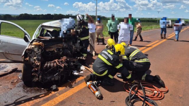 Motorista fica preso às ferragens após grave acidente entre carro e caminhões na GO-206, em Inaciolândia