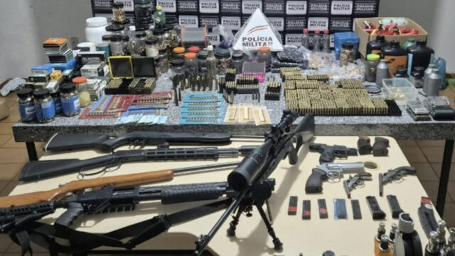Homem é preso com arsenal de armas e munições durante operação da PM em Monte Carmelo