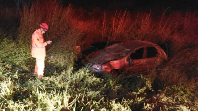 Motorista e passageiro são arremessados de carro em capotamento na BR-365, em Patrocínio