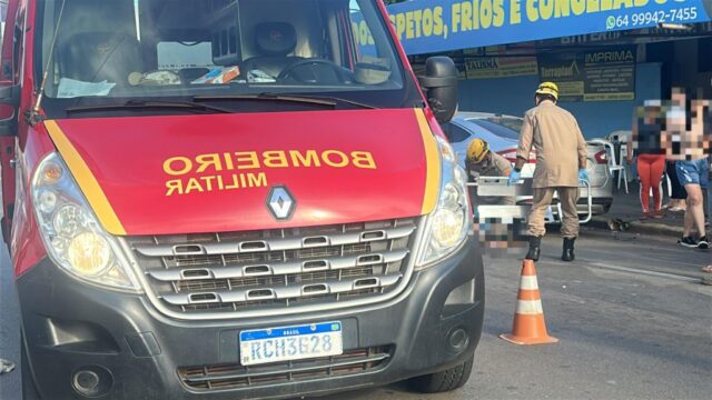 Mulher fica ferida após perder o controle da moto e colidir contra carro estacionado em Catalão