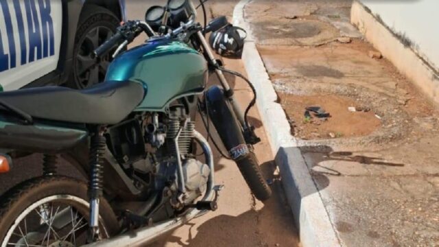 Menor é flagrado empinando moto e colocando pedestres em risco no Centro de Palmelo
