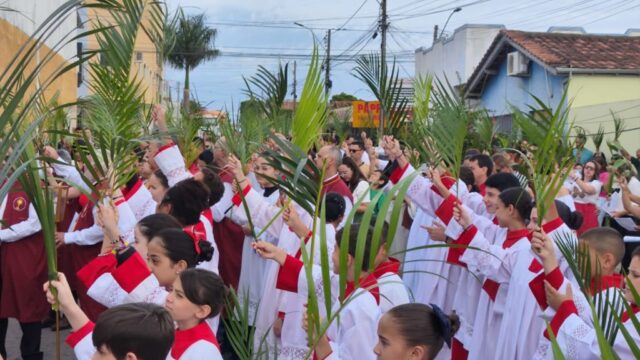Procissão e Missa de Ramos reúnem cerca de 1.000 fiéis e marcam o início da Semana Santa em Catalão
