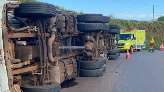 Carreta baú frigorífico carregada com frango congelado tomba na BR-050, em Catalão
