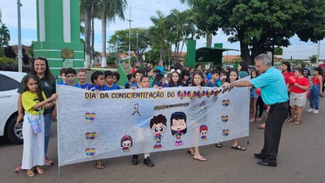 Caminhada de Conscientização do Autismo reúne alunos, famílias e comunidade em Goiandira
