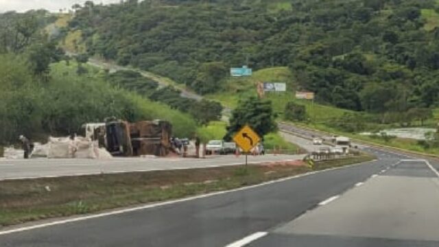 Colisão entre carretas seguida de tombamento interdita parcialmente a BR-050 em Araguari (MG)