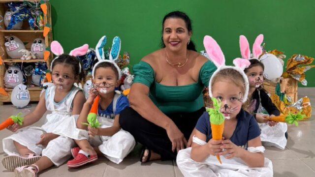 Primeira-dama de Goiandira entrega 900 ovos de Páscoa em escolas, postos de saúde, entidades e para servidores municipais
