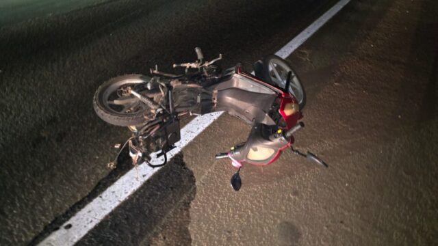 Mulher morre após colisão entre picape e moto na BR-050, em Catalão