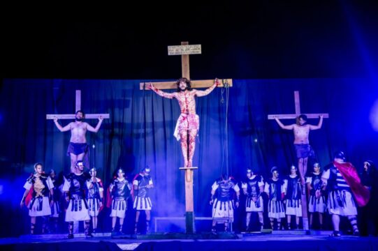 Encenação da Paixão de Cristo emociona fiéis em Catalão (GO) - Por Lucas Machado 