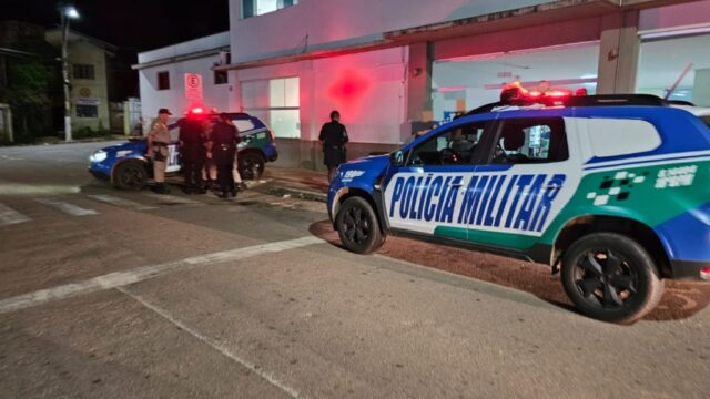 Jovem e adolescente são baleados após atenderem chamado no portão de residência em Catalão