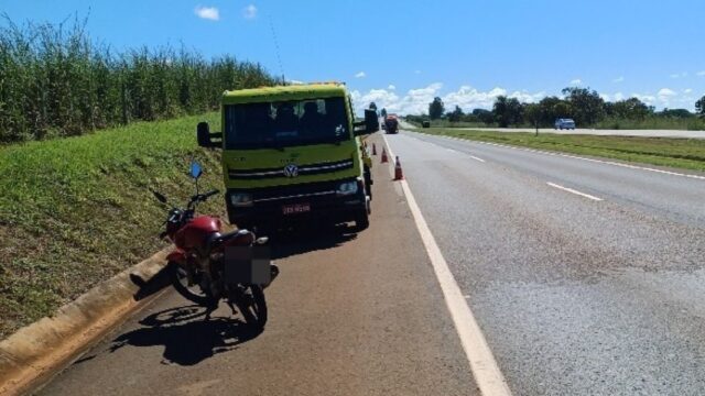 Duas pessoas ficam feridas após pneu de moto estourar na BR-050, em Catalão