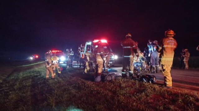 Van com 11 passageiros capota na GO-436 em Cristalina; oito ficam feridos