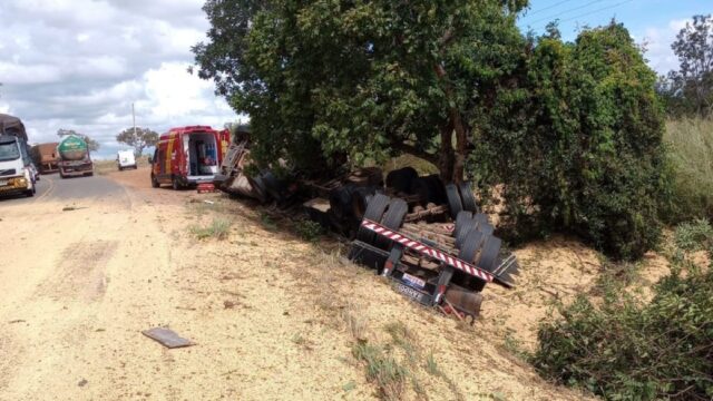 Motorista de 38 anos sofre ferimentos leves após caminhão tombar na GO-330, em Ipameri