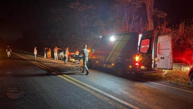 Casal fica ferido em colisão traseira na GO-210, em Nova Aurora