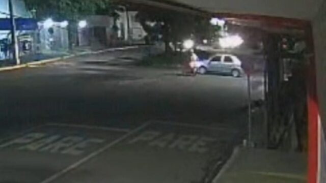Acidente entre carro e moto é registrado na rotatória do Supermercado Santhiago no bairro Castelo Branco, em Catalão