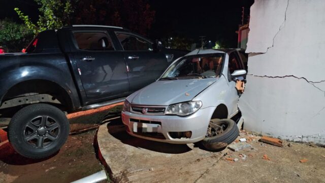 Motorista fica ferida em colisão entre caminhonete e carro no bairro Santa Mônica, em Catalão