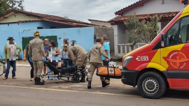Mulher fica ferida após colisão entre bicicleta elétrica e carro em Goiandira