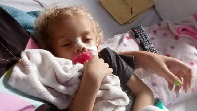 Família de Pires do Rio faz apelo por ajuda para custear ventilador mecânico para filha de 2 anos internada no Hecad, em Goiânia