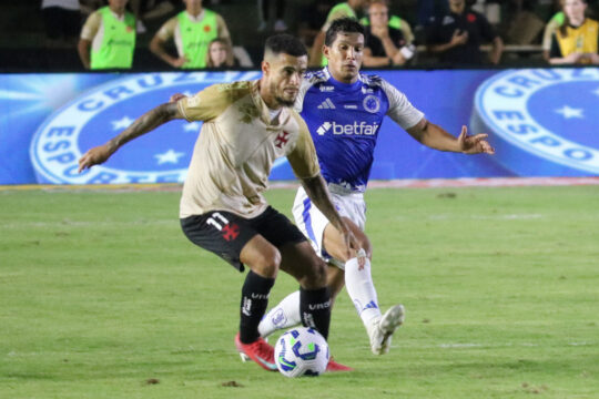 Cruzeiro vence o Vasco por 1 a 0 em Uberlândia, em jogo com briga generalizada entre torcidas, vai ao G-4 do Brasileirão 2025; Carille é demitido, Cássio brilha e desabafa
