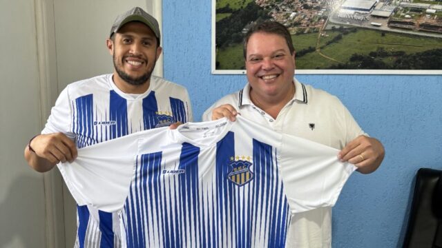 Prefeito de Corumbaíba recebe Secretário de Esportes e conhece nova camisa do time da cidade