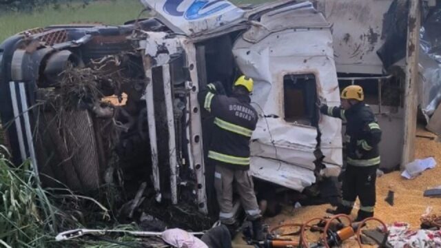 Motorista morre após carreta carregada de milho tombar em Luziânia