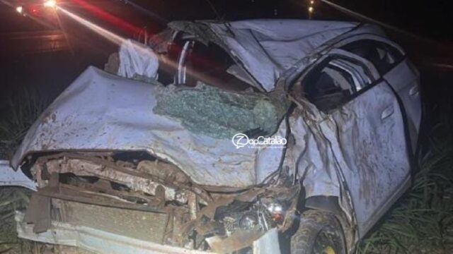 Mulher morre após ser arremessada de carro durante capotamento na GO-330 em Urutaí