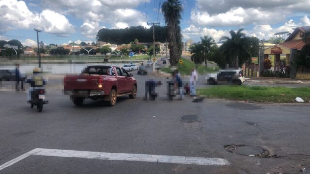 Colisão entre caminhonete e motocicleta deixa mulher ferida em rotatória de Catalão